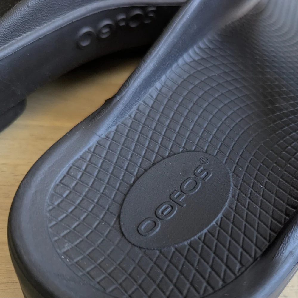 OOFOS Ooah‎ Slide Sandals (Men's 9, Women's 11)